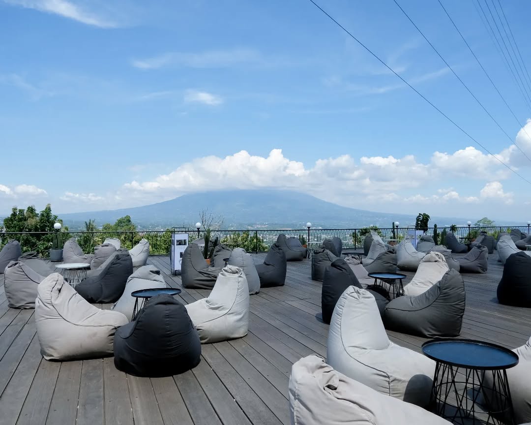Jauh dari Keramaian ! Berikut 4 Rekomendasi Cafe View Gunung Salak Yang Wajib Dikunjungi