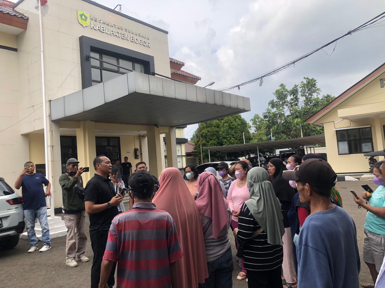 Warga Cimandala Geruduk Kecamatan Sukaraja, Tuntut Solusi atas Pencemaran PT Rainbow Indah Karpet