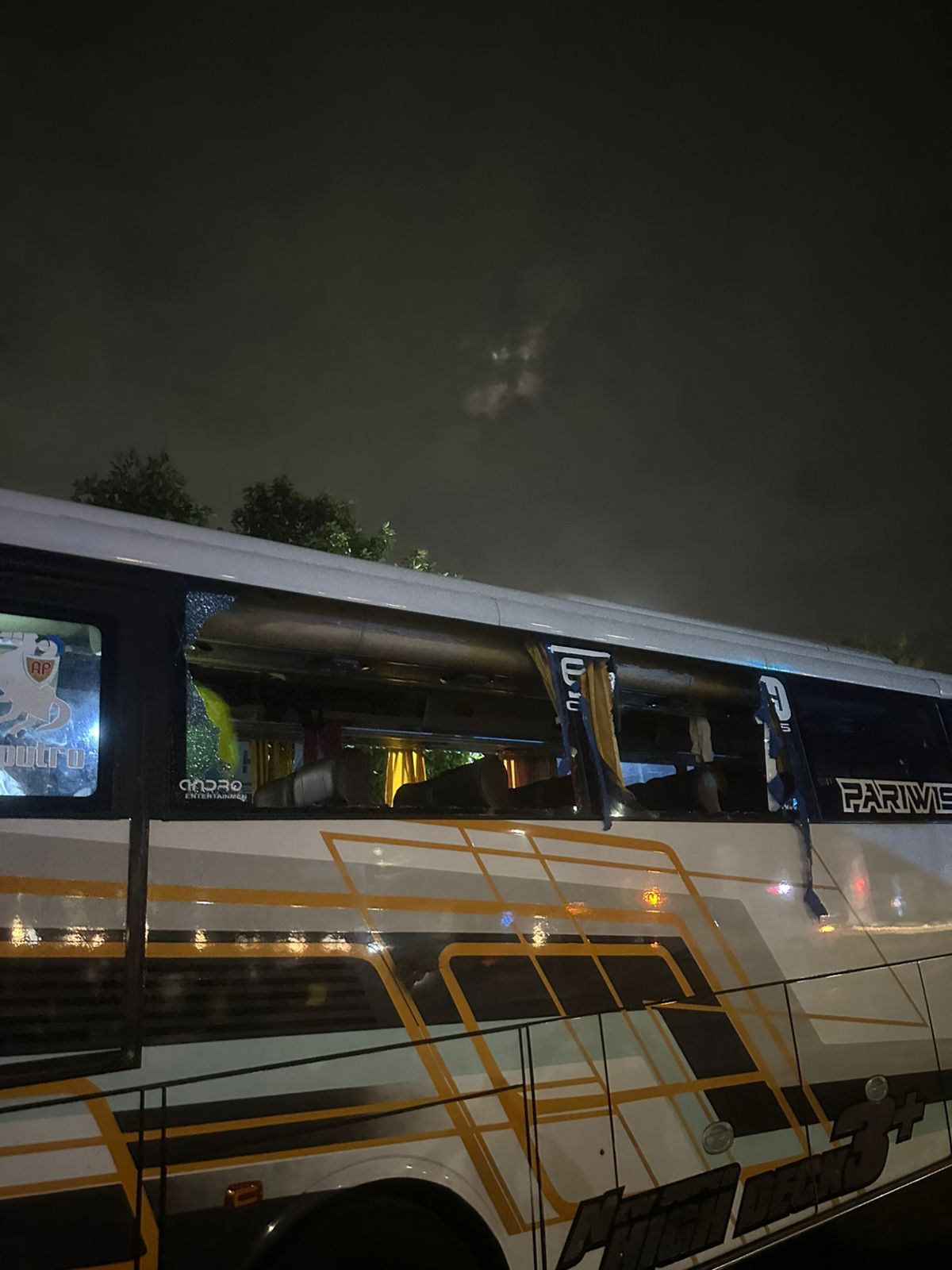 Imbas Bentrok Suporter di Tol Jagorawi, Dua Bus Rusak, 4 Orang Luka