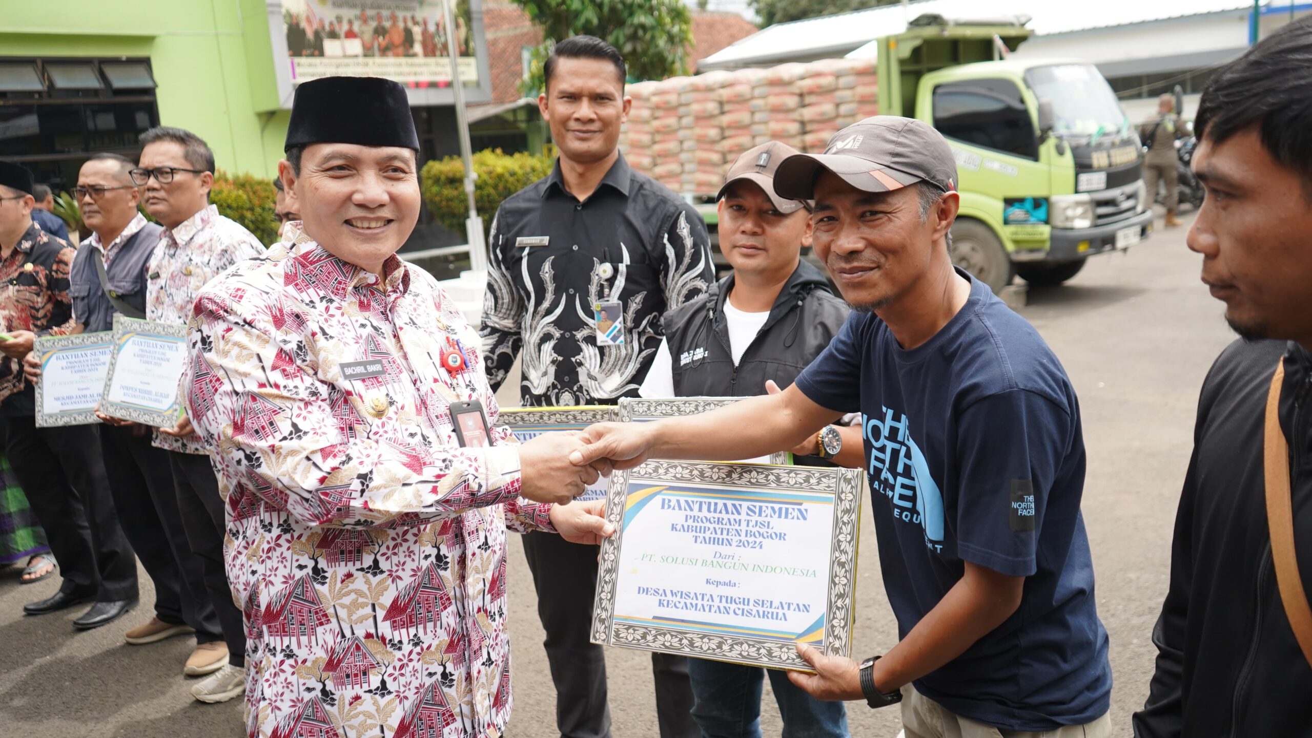 Pj. Bupati Bogor Serahkan Bantuan untuk Perbaikan Sarana Keagamaan, Pendidikan, dan Wisata di Cisarua