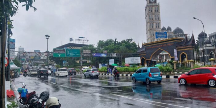 Jalur Puncak Diguyur Hujan, Arus Lalin Normal Dua Arah