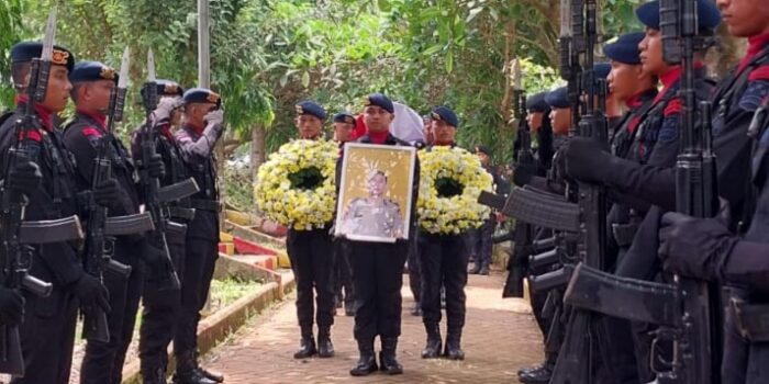Brimob Gugur di Papua, Isak Tangis Selimuti Pemakaman Brigadir Iqbal Anwar