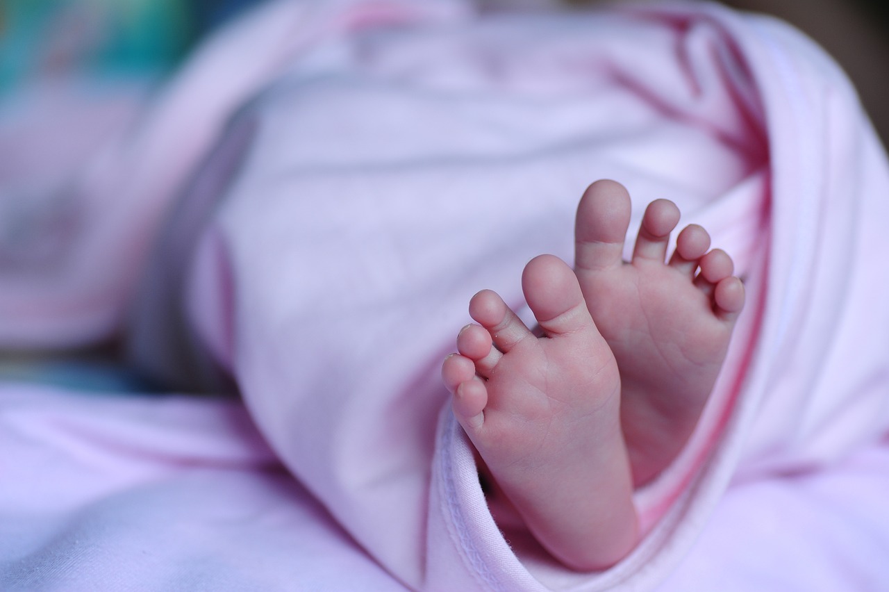 Heboh ! Seorang Ibu Melahirkan Anak di Kolong Jembatan Sungai Cileungsi