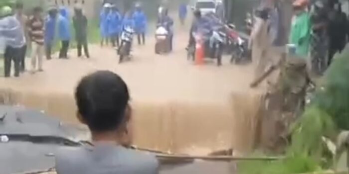 Jembatan di Jalan Citeureup- Sukamakmur Amblas, Pengendara Tak Bisa Melintas