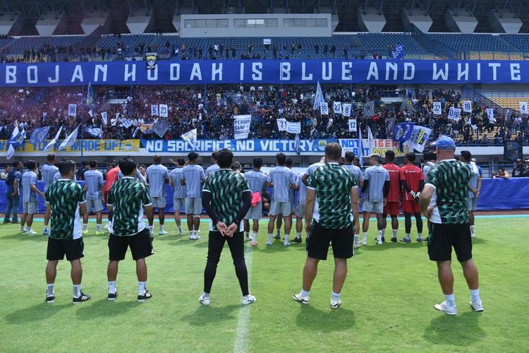 Ribuan Bobotoh Beri Semangat di Latihan Persib : Dukungan Membara Jelang Derbi Lawan Persija