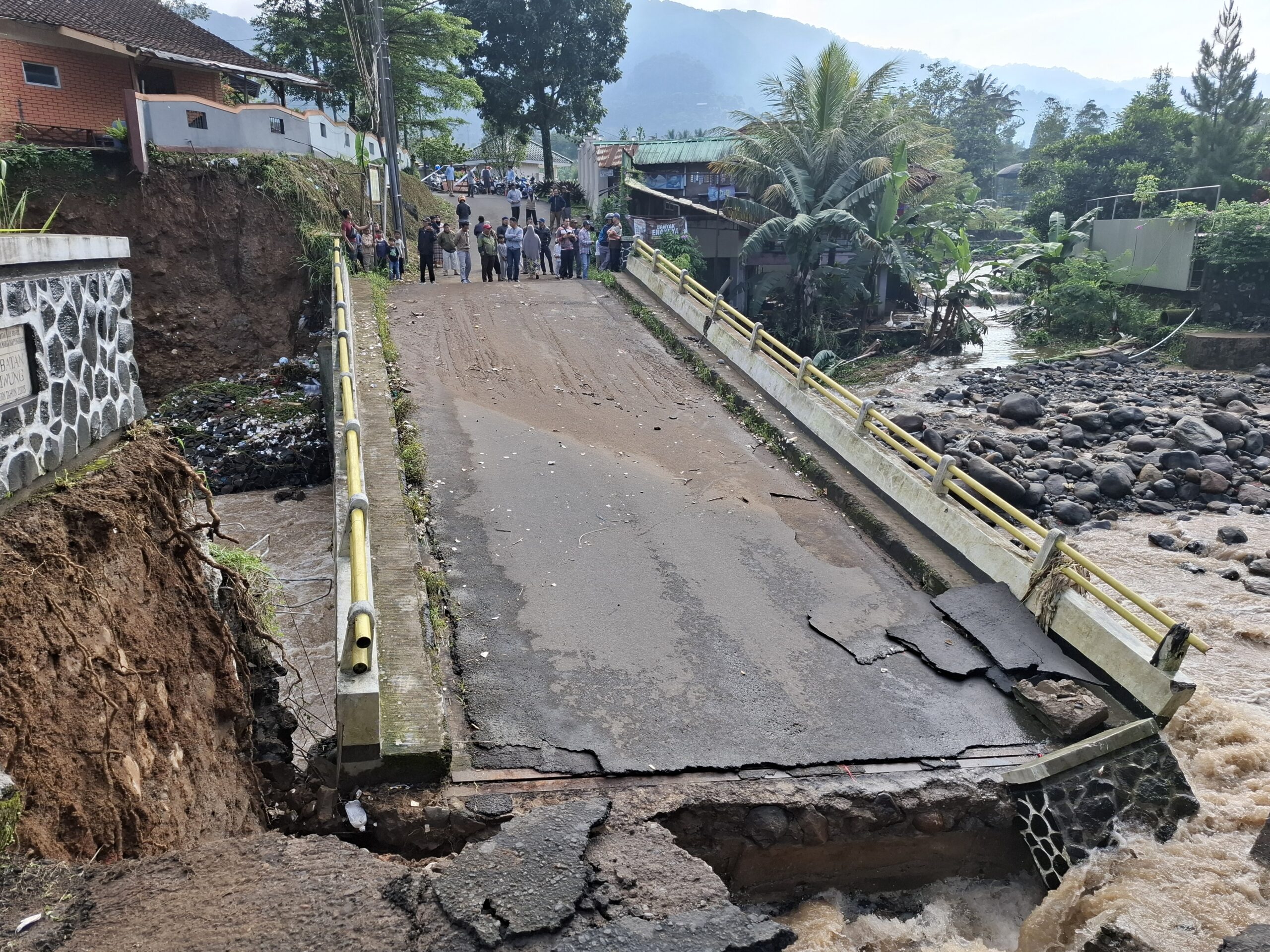 Jembatan di Cisarua Amblas, Akses ke Tempat Wisata Terputus