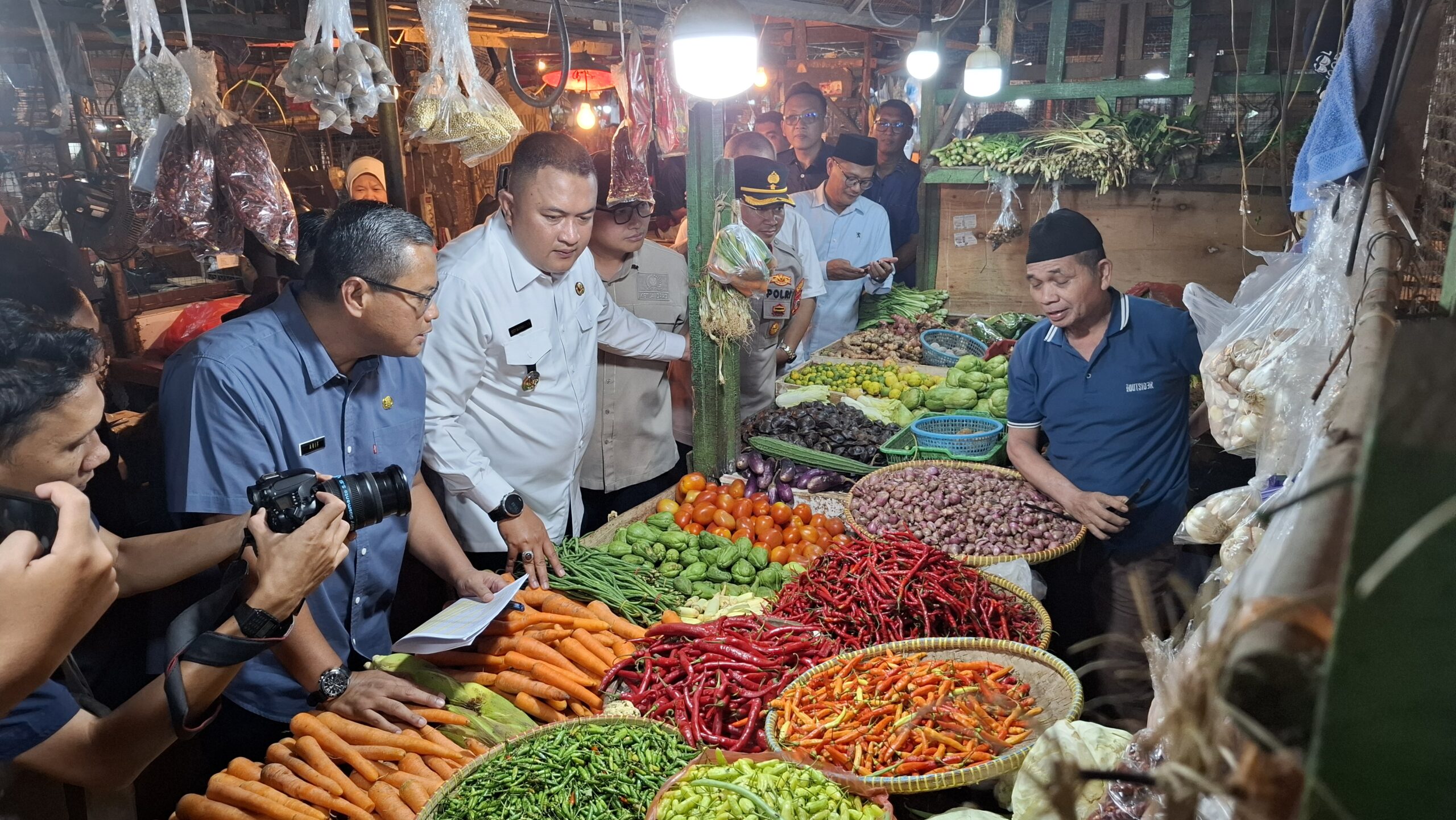 Bupati Bogor Pantau Ketersediaan Bahan Pokok di Pasar Cibinong, Pastikan Stok Aman hingga Lebaran