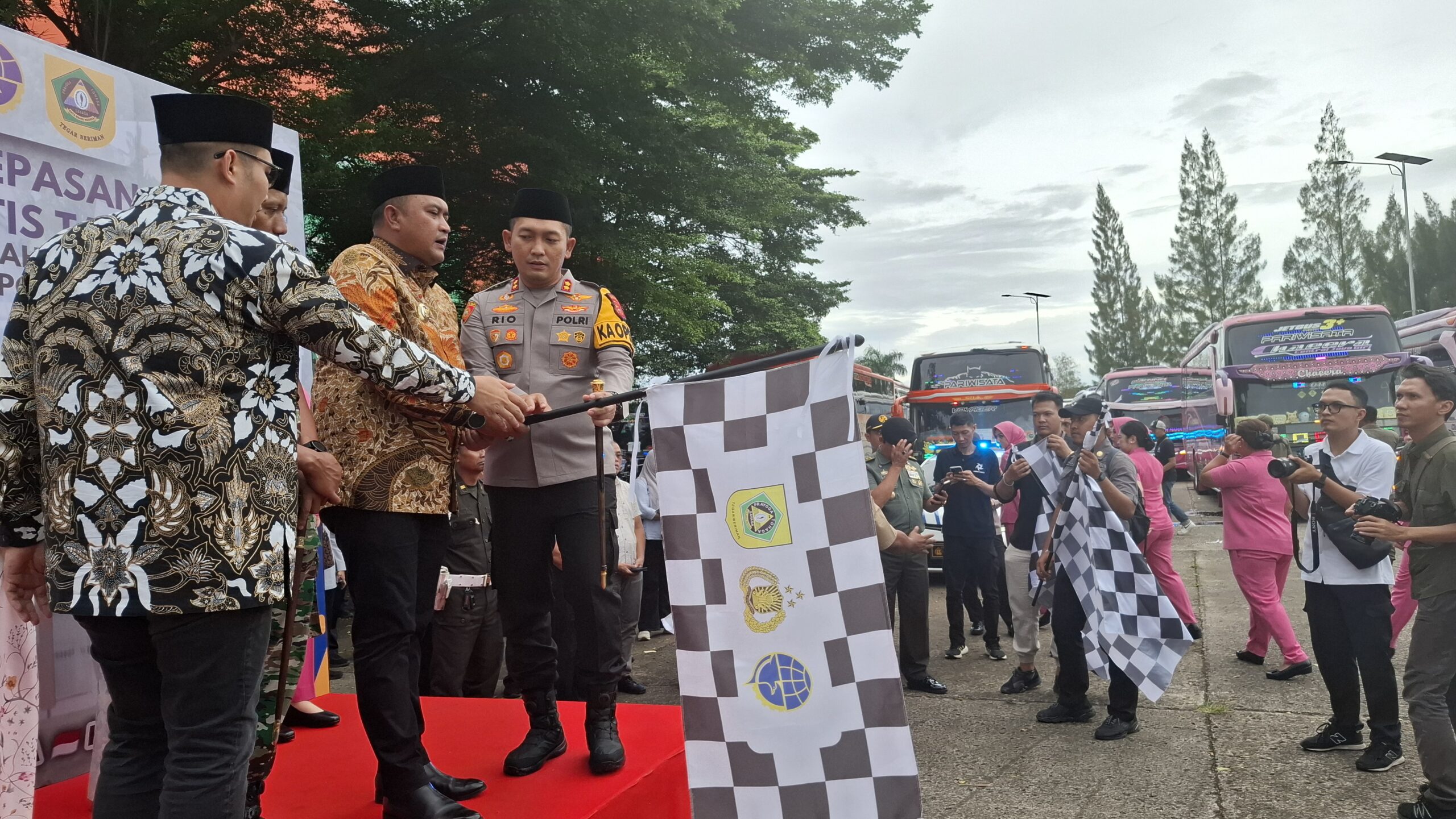 Pemkab dan Polres Bogor Lepas 32 Bus Mudik Gratis, Ini Tujuannya !