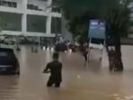 Banjir di RSUD Bekasi : Warga Kerjasama Selamatkan Mobil dengan Tali