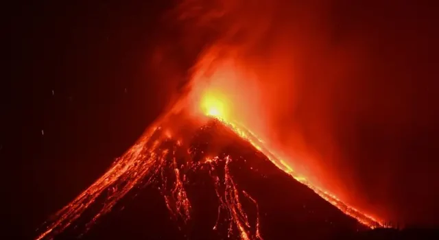 Gunung Lewotobi Laki-Laki NTT Mengalami Erupsi