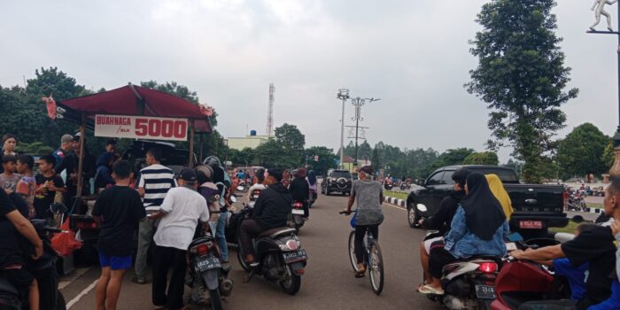 Jadi Surga Kuliner, Warga Berburu Takjil di Stadion Pakansari