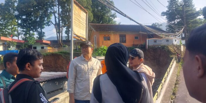 Ketua DPRD Sastra Winara Minta PUPR Bangun Jembatan Bailey di Jalan Menuju Curug Cilember