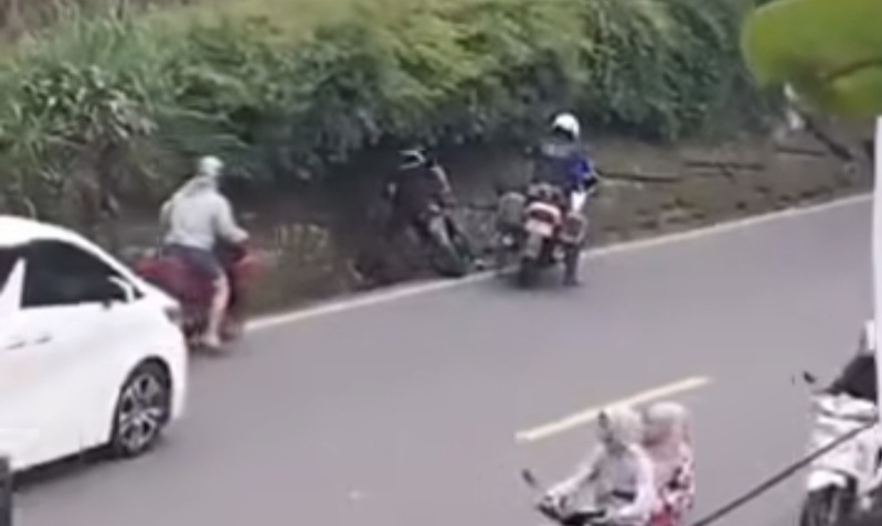 Viral Petugas Patwal di Jalur Puncak, Pengendara Motor Dipepet hingga Terjatuh