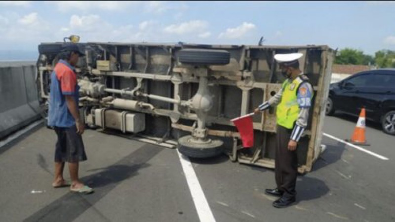 Kecelakaan di Tol Jagorawi Kembali Terjadi, Truk Pecah Ban Menabrak Fortuner di KM 23