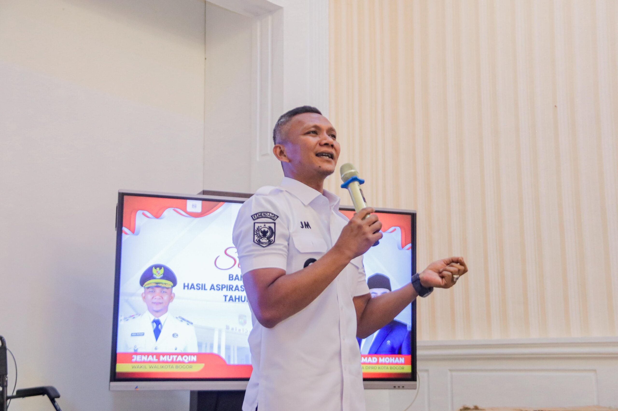 Pemkot dan DPRD Kota Bogor Serahkan Bantuan 50 Kursi Roda Untuk Warga