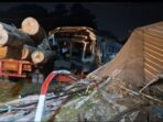 Kecelakaan Antar Truk Trailer Pengangkut Kayu dan KA di Gresik