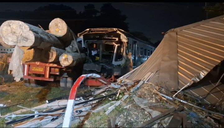 Kecelakaan Antar Truk Trailer Pengangkut Kayu dan KA di Gresik