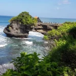 Keretakan di Tebing Pura Batu Bolong Tanah Lot Bali dalam Proses Penanganan