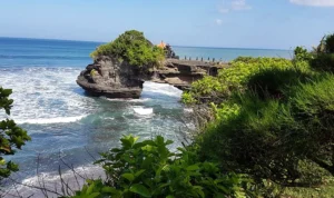 Keretakan di Tebing Pura Batu Bolong Tanah Lot Bali dalam Proses Penanganan