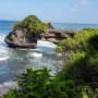 Keretakan di Tebing Pura Batu Bolong Tanah Lot Bali dalam Proses Penanganan