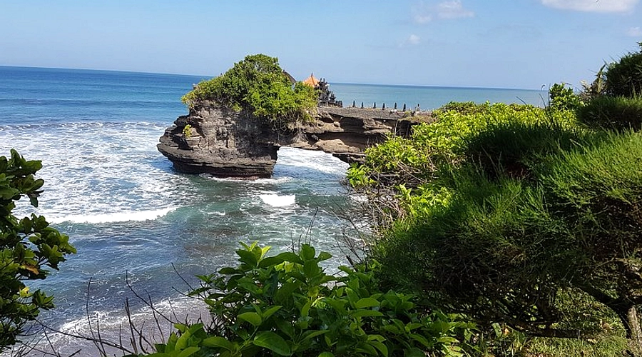Keretakan di Tebing Pura Batu Bolong Tanah Lot Bali dalam Proses Penanganan
