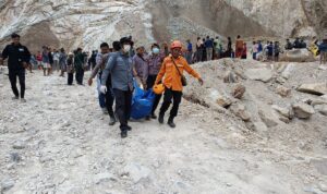 Longsor Terjadi di Area Penambangan, Pekerja dan Kendaraan Banyak Tertimbun