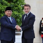 Presiden Prabowo dan Presiden Emmanuel Gunakan Stairlift untuk Naik ke Candi Borobudur