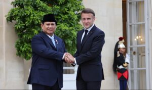 Presiden Prabowo dan Presiden Emmanuel Gunakan Stairlift untuk Naik ke Candi Borobudur