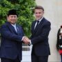 Presiden Prabowo dan Presiden Emmanuel Gunakan Stairlift untuk Naik ke Candi Borobudur