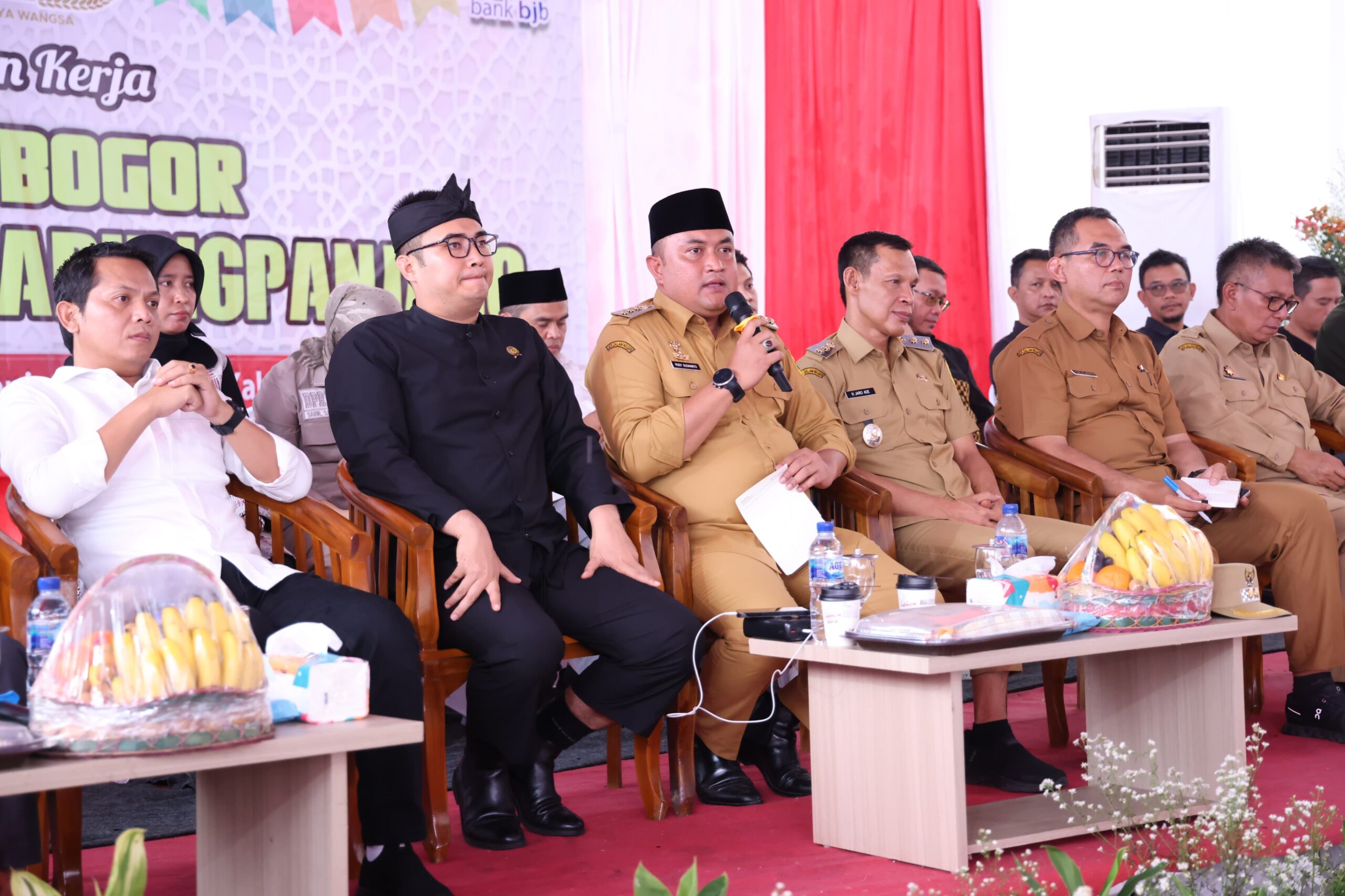Bupati Bogor, Rudy Susmanto dalam rapat pembahasan penanganan jalan yang terdampak kegiatan tambang. (Bogorplus.id)