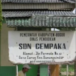 Miris! Siswa SDN Cempaka Terpaksa Belajar di Lantai Karena Fasilitas Tidak Memadai