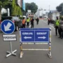 Sebuah Mobil Nekat Terobos Jalur One Way di Puncak, Seorang Petugas Tertabrak