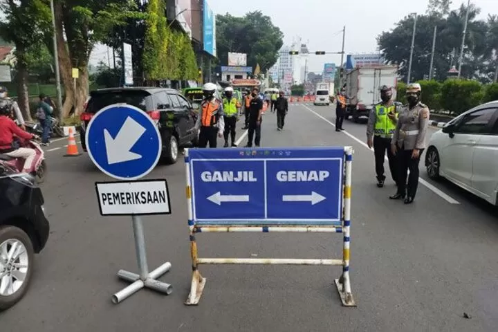 Sebuah Mobil Nekat Terobos Jalur One Way di Puncak, Seorang Petugas Tertabrak