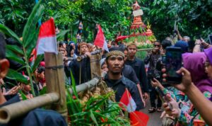 Rayakan Sidekah Bumi, Warga Lembur Sawah Bogor Mengarak Dongdang ke Situs Singa Manggala