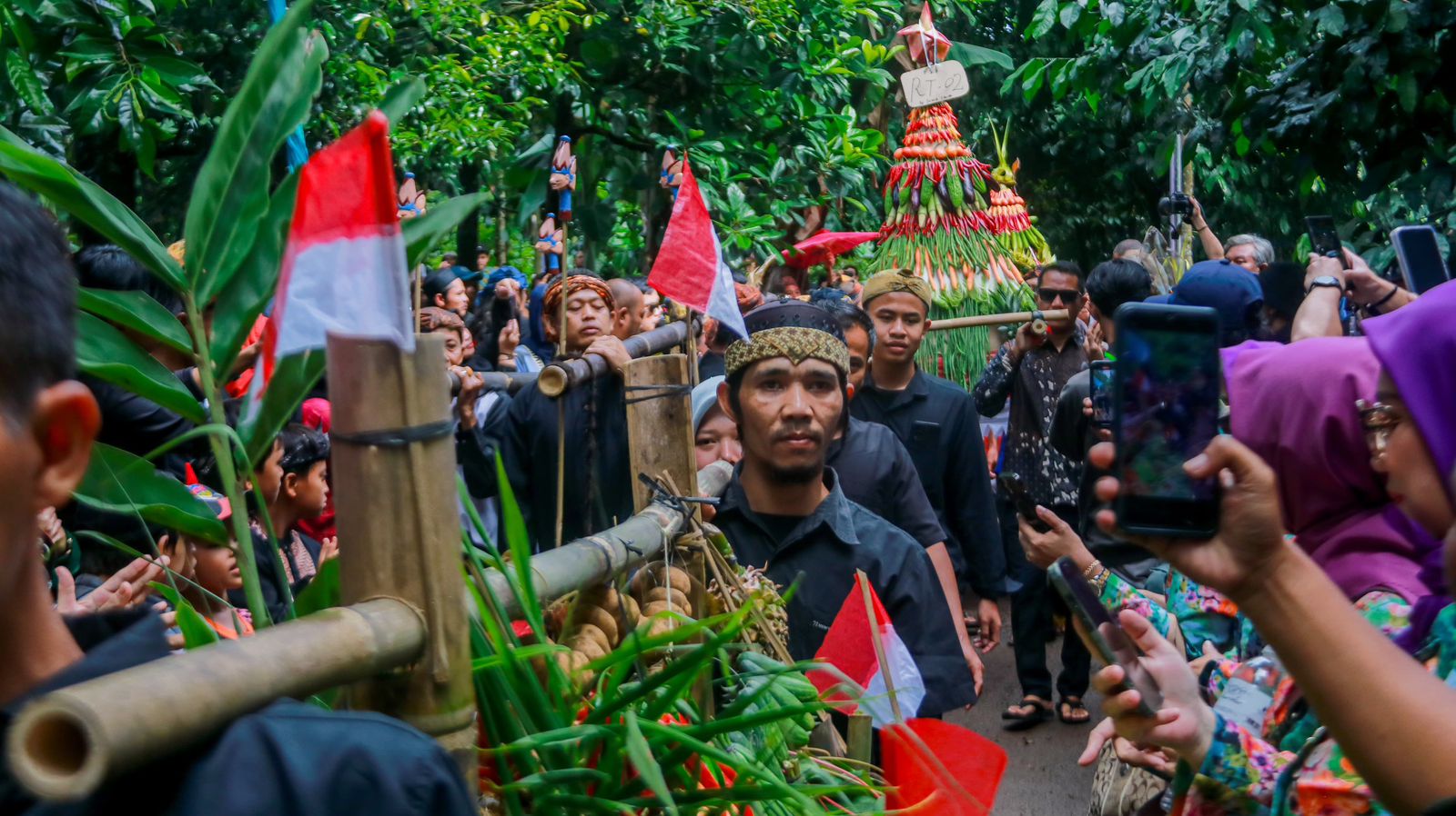 Rayakan Sidekah Bumi, Warga Lembur Sawah Bogor Mengarak Dongdang ke Situs Singa Manggala