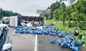 Truk Pengangkut Galon Terbalik di Km 34 Tol Jagorawi Bogor