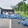Truk Pengangkut Galon Terbalik di Km 34 Tol Jagorawi Bogor